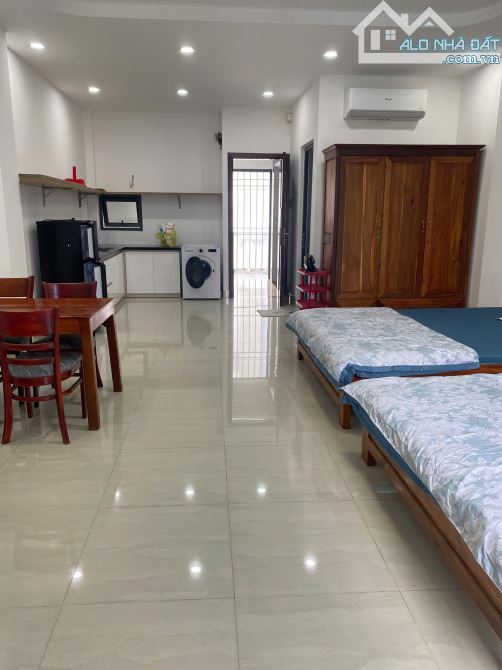 Cho thuê cân hộ có bếp khép kín rộng đẹp dt 50m full nội thất ngay Dã Tượng cách biển 100m