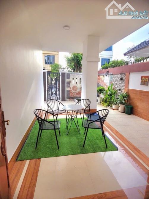 Biệt thự, đường 6, Phú Hữu, TP. Thủ Đức DT: 8x21m Giá: 17,5 tỷ ( thương lượng )