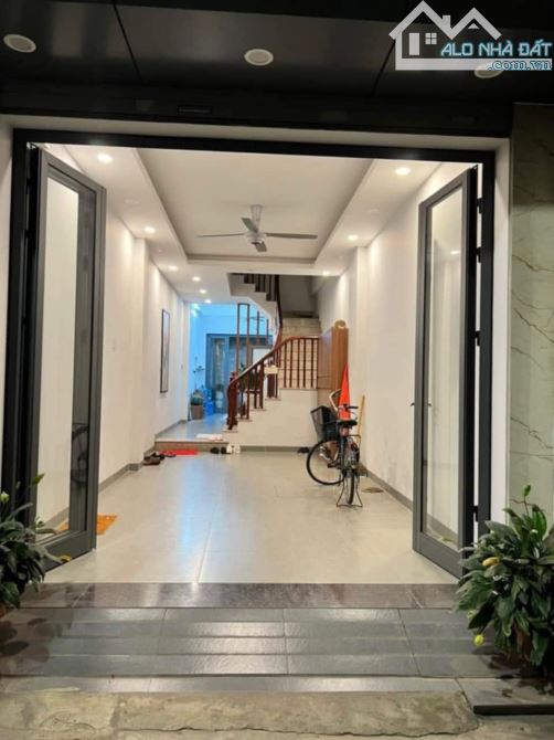 SIÊU HOT- BÁN NHÀ 40M- NHỈNH 8 Tỷ- CHỢ NGỌC THỤY LONG BIÊN –3 BƯỚC RA Ô TÔ TRÁNH – DÂN XÂY