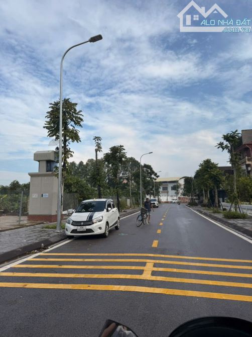BÁN NHÀ THẠCH BÁN DT RỘNG 90M2, 4 TẦNG, MT 6M, Ô TÔ TẢI QUA NHÀ, NGÕ TRƯỚC NHÀ 8M