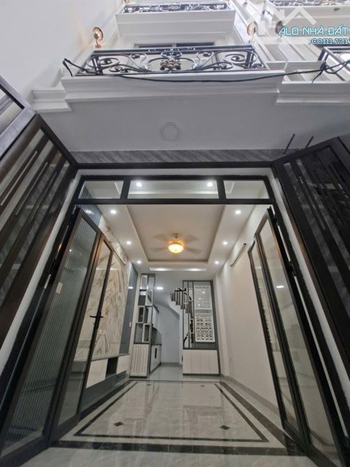 Nhà mới tinh khôi phường Việt Hưng, Long Biên giáp Vinhome 30m2 5 tầng, giá chào 6,2 tỷ