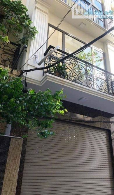 Cho thuê nhà Giảng Võ. DT 80m2x5T. MT8m. Đồ cơ bản, ô tô vào tận nhà. Giá 40tr/tháng