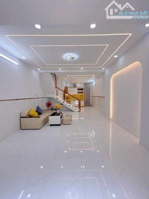 Bán nhà 2 tầng, hẻm xe hơi, giáp chợ Bình Long, 44m2, nhỉnh 4 tỷ