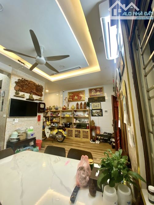 SIÊU HIẾM VIP TRẦN XUÂN SOẠN, 40M, 6T, MT 6,8M THANG MÁY HAI THOÁNG GẦN Ô TÔ CHỈ 16,5 TỶ.