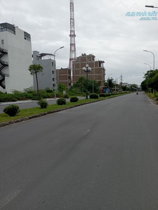 Bán Lô đất mặt đường Nguyễn Công Trứ, 120m2, ko vướng gì, nhìn sang Cung thể thao tỉnh