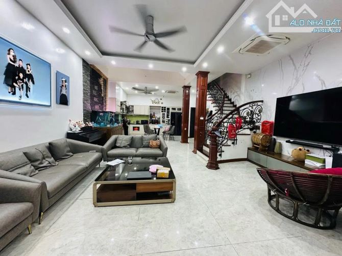 Bán nhà phân lô Trịnh Đình Cửu, ô tô đỗ cửa DT: 100m2 x 4,5 tầng, MT : 5,6m chào; 20,5 tỷ
