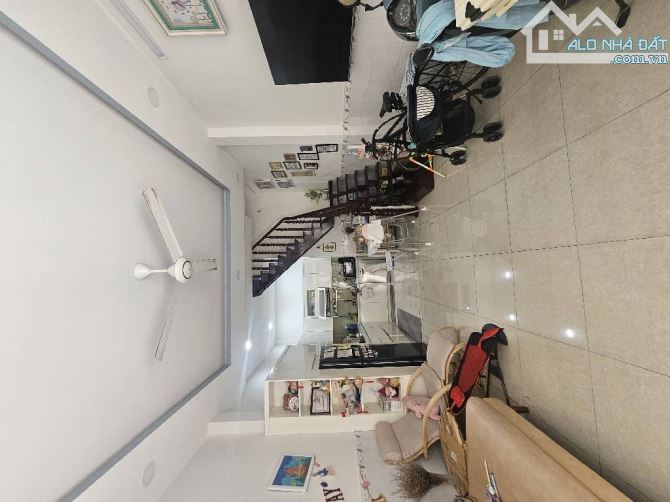 Nhà Nở Hậu - Sát Hẻm Xe Hơi - 3 tầng - 3pn3wc - gần Aeon Mall Tân Phú