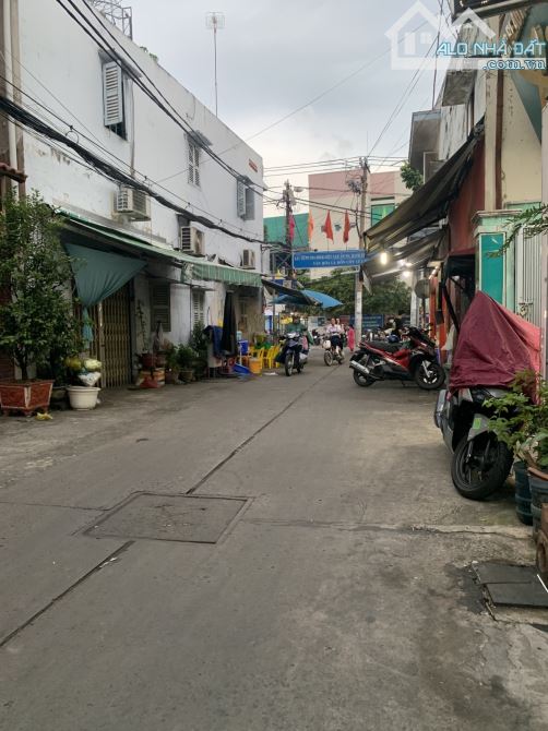 Bán nhà Âu Dương Lân Quận 8, 63m2, 3 tầng, cách mặt tiền 20m.