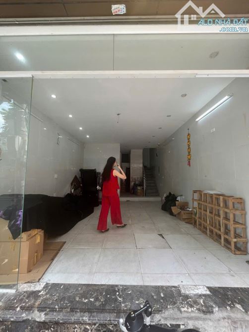 Cho thuê nhà mặt phố Nguyễn Văn Tuyết, Trung Liệt, Đống Đa. DT 45m x 6 tầng, giá 32tr