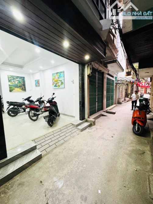 Cần bán gấp nhà Tôn Đức Thắng dt 63m2 x 4 tầng. Giá chào 9.8 tỷ. Doanh thu 40tr/ tháng