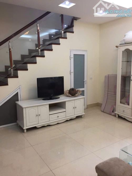 Cho thuê nhà nguyên căn tại Hào Nam, Ô Chợ Dừa, Đống Đa, Hà Nội. DT 55m x 5 tầng, giá 18tr