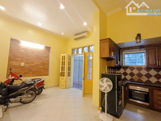 Cho thuê nhà ngõ 11 Tô Ngọc Vân, Quảng An, Tây Hồ. DT 45m x 3 tầng, giá 15tr