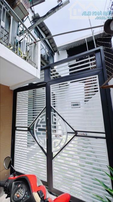 Nhà đẹp 2 tầng - Ngang 3.7 dài 8.4 - Hẻm 2.5m - Bến Vân Đồn Q4.