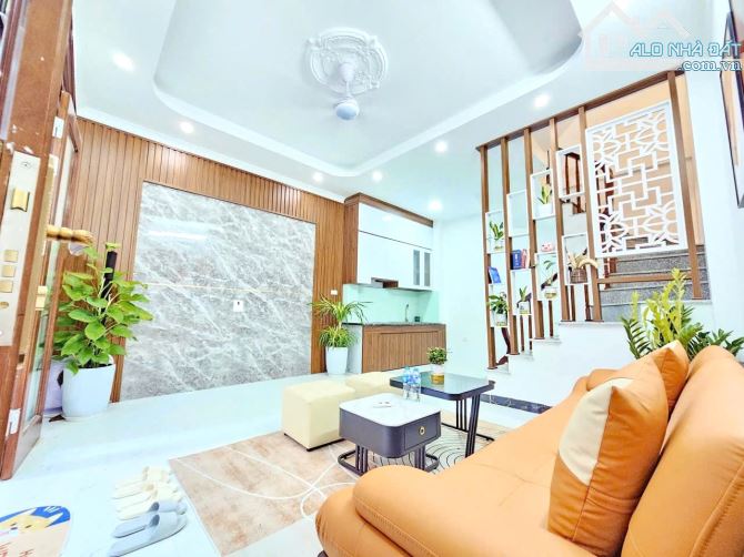 BÁN NHÀ BÁT KHỐI 35M2, 5 TẦNG NGÕ NÔNG, Ô TÔ ĐỖ CỔNG, 6.3 TỶ.