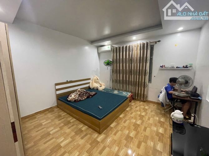 🏠 Nhà Gốc Dân Chợ Hàng – Ngõ Thông, Ô Tô Đỗ Cửa  💎 Diện tích: 45m² – Mặt tiền 4.2m - 10