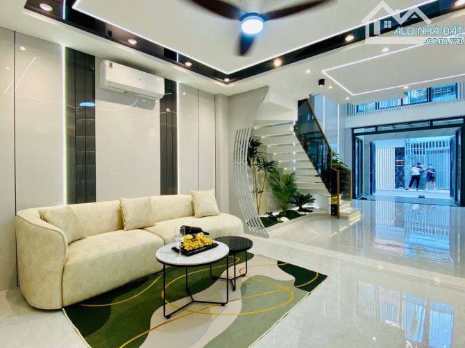 🏠Siêu Phẩm Hẻm Thông 6M💎Vị trí: Phan Huy Ích, P15💎4X15M 4 Lầu 3PN 3WC💵9,9 Tỷ - 10