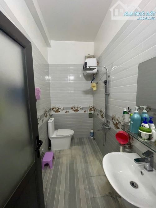 🏠 Nhà Gốc Dân Chợ Hàng – Ngõ Thông, Ô Tô Đỗ Cửa  💎 Diện tích: 45m² – Mặt tiền 4.2m - 11