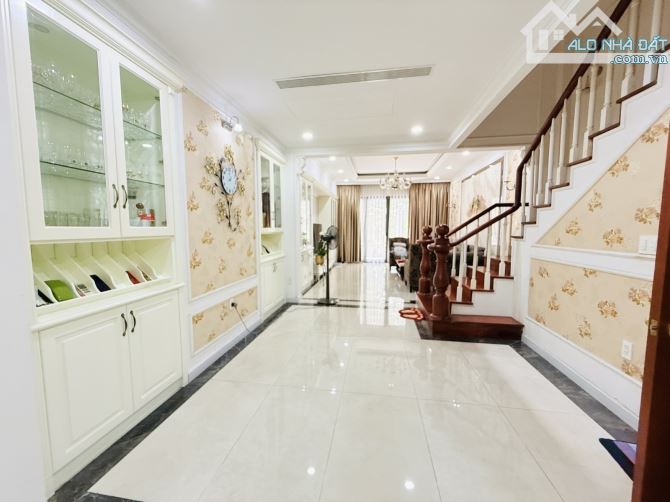 Bán biệt thự Tân Bình - 102m2 - 4 tầng - mới đẹp - khu biệt lập dân trí cao - 11