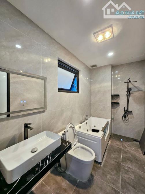 Nhà đẹp ở ngay phố Hoàng Như Tiếp - 15m ra mặt phố ô tô tránh - Giá hợp lý - 11
