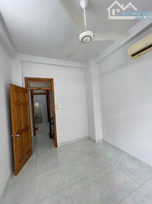 CHO THUÊ MT TRẦN HƯNG ĐẠO, QUẬN 5, DT:4x18m, 3 tầng,st, Giá 50triệu - 1
