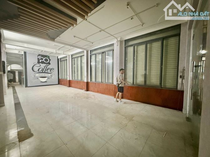 Bán căn nhà góc 2 mặt tiền - mặt tiền đường Đoàn Trần Nghiệp . Diện tích : 269m2 
Giá : - 1