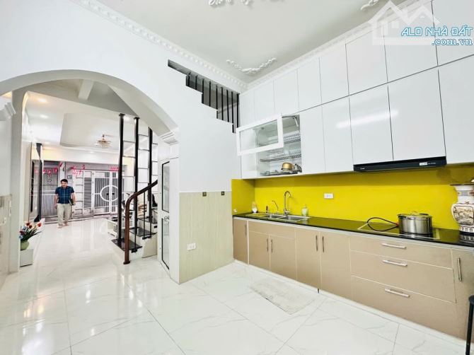 Bán nhà Cầu Giấy. Dân xây 4 tầng, lô góc. DT: 42m. Gần Ô TÔ đỗ. Giá: 15,6 tỷ - 1