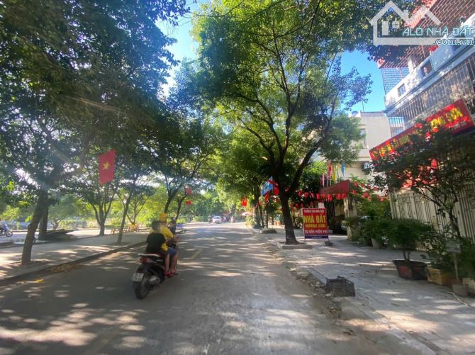 Chính chủ bán nhà 2 tầng siêu hot 4 góc,4 mặt tiền, ô tô vào nhà 10,95 tỷ - 1