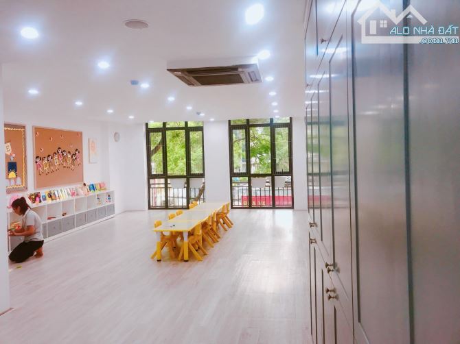 Cho thuê biệt thự sang trọng hiện đại cạnh công viên Cầu Giấy. DT 200m x 3,5t, mt 12m. 50t - 1