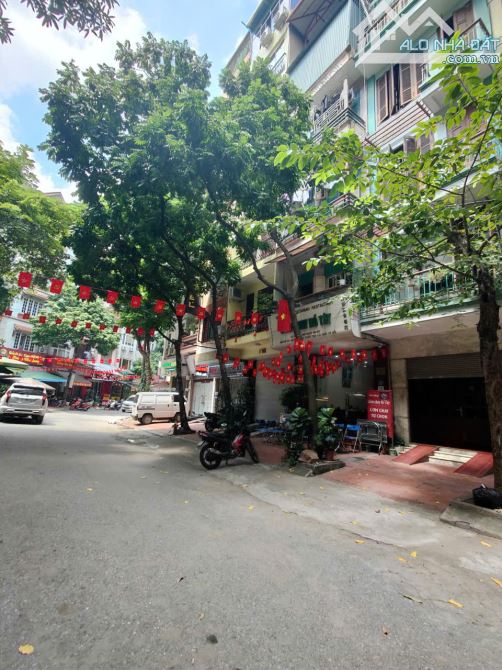 Bán nhà Mặt phố Dịch Vọng Hậu - Duy Tân, Hơn 28 Tỷ, Kinh doanh sầm uất, vỉa hè rộng - 1