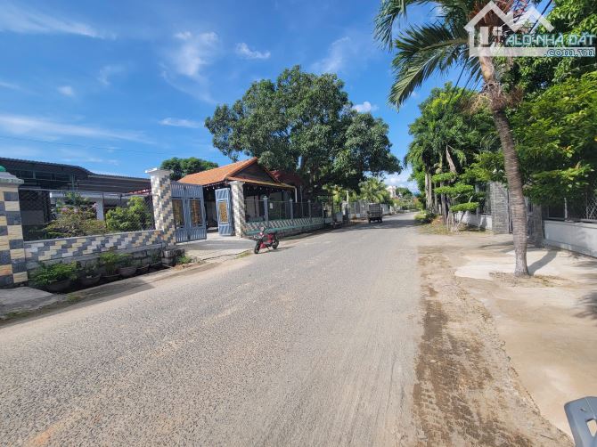 Bán đất thổ cư Cam Lâm 146m2 đường lớn 10 mét, quy hoạch 30 mét giá 2ty150 - 1