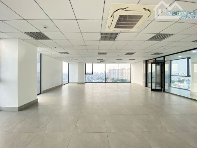Cho thuê VP 200m2 thông sàn lô góc ngã 4 phố Cầu Giấy, giá 38 triệu/th - 1