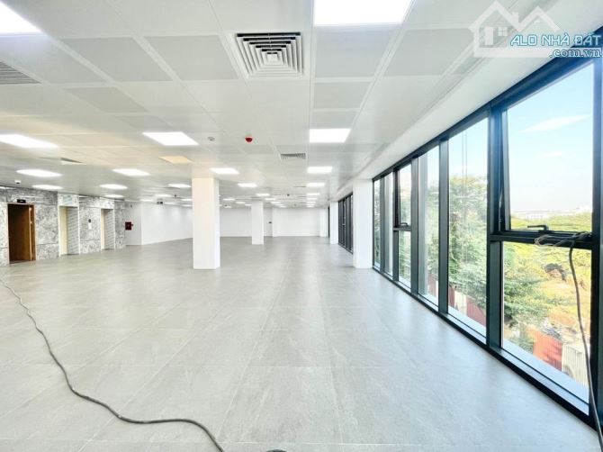 Cho thuê sàn 70m2 mới đẹp lô góc ngã 4 Hoàng Quốc Việt, giá 14 triệu - 1