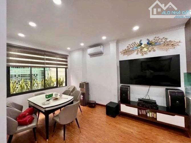 Bán Nhà Đẹp Lung Linh Phố Hoàng Cầu, Ngõ Đẹp - Nông - Thẳ, 60m xây 6T Thang Máy, Gara Ô Tô - 1