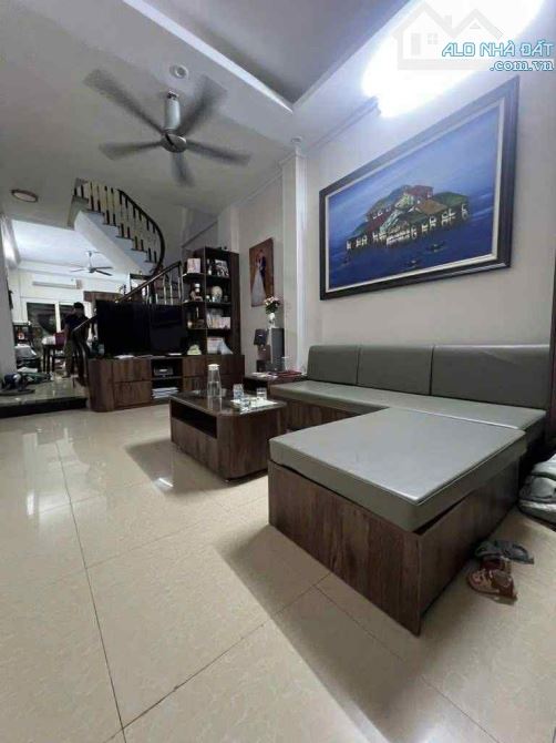 Bán nhà Lạc Long Quân 42m, 4 tầng dân xây chắc nịch, ô tô đỗ cửa – giá chỉ 12 tỷ - 1