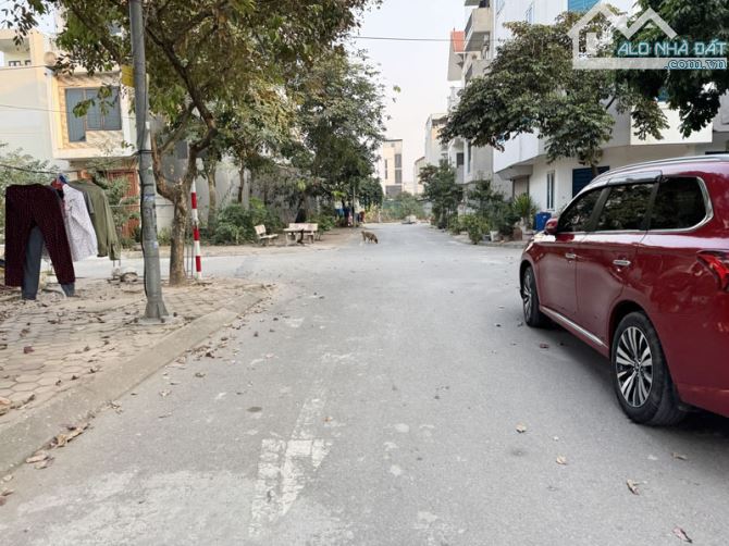 Chính Chủ bán 34,2m2 đất TĐC Trâu Quỳ, Xã Gia Lâm - Vị trí đẹp, đường 11m, xung quanh bạt - 1