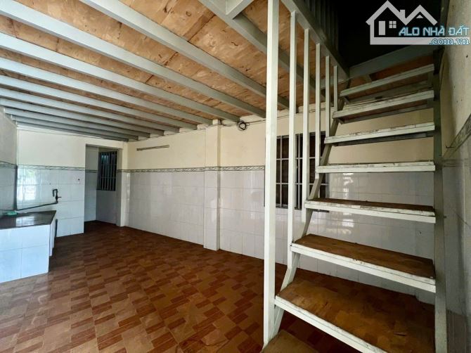 Bán nhà cấp 4 có gác mặt tiền quốc lộ 22 xã Phước Hiệp. DT 70m2. Giá 1 tỷ 300 triệu có bớt - 1