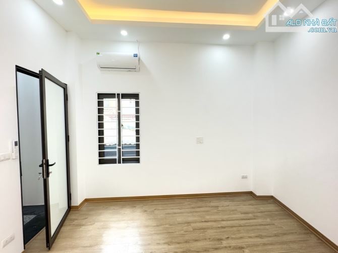 Cần Bán Gắp Nhà Nguyễn Chính : Kinh Doanh - Ngõ Thông Ba Gác - Vài Bước Ra Ô Tô Tránh - 1