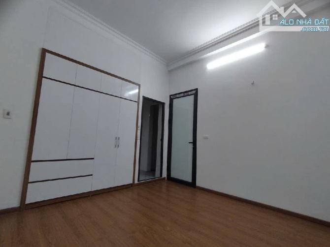 Bán nhà P. Định Công, HN, DT 32 m2, 5 tầng, Mt 5m, giá bán 6.5 tỷ 🔥Mô tả: ☀️ Nhà khu vực - 1
