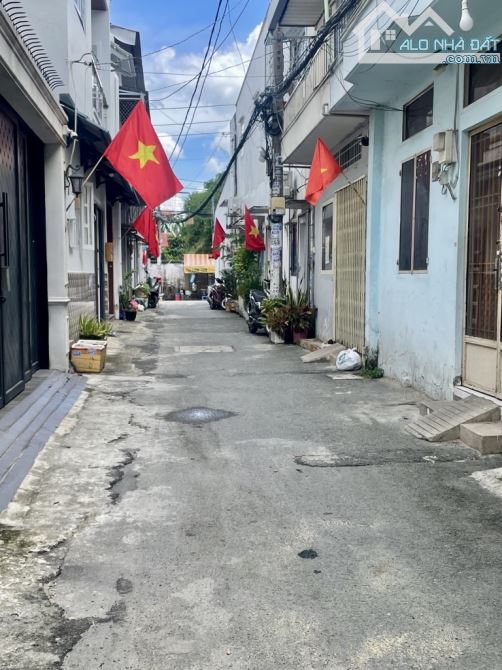 CHỦ CẦN  BÁN GẤP - NGAY CÔNG VIÊN LÀNG HOA - 66m2-  NHÀ CẤP 4 CÓ 3 PHÒNG TRỌ CHO THUÊ  8 t - 1