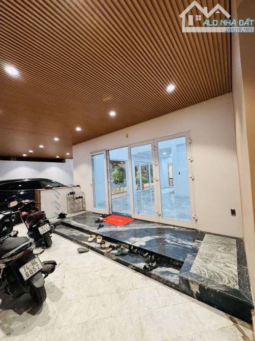 Bán biệt thự cao cấp đường Trần Sâm diện tích 180m2; ngang mặt tiền 10m ; giá 20 tỷ - 1