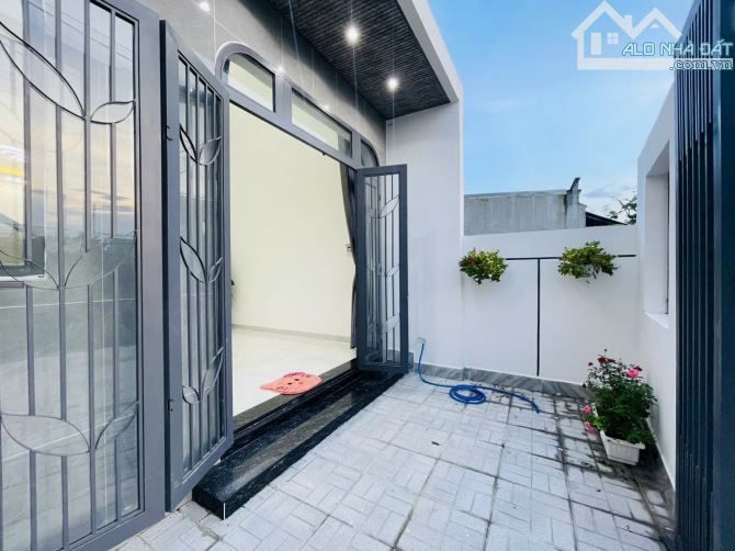 Nhà Lầu 5x20 sổ hồng riêng, 3 phòng ngủ, sát bên Cầu Lớn Hóc Môn - 1