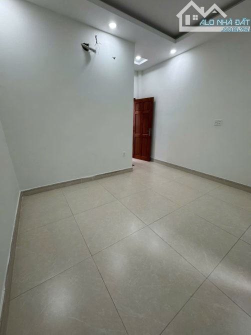 Nhà hẻm oto gần Đặng Văn Bi. 1 trệt 2 lầu, 4pn 4wc, DT rộng - 17