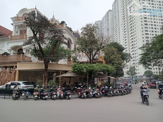 Bán nhà mặt phố Nguyễn Hữu Thọ 500m2, Mặt tiền 20m, sổ đỏ vuông, Giá bán 742 triệu/m2