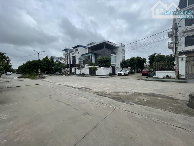 Bán đất mặt đường đôi giáp lưng dải cây xanh view hồ - 2