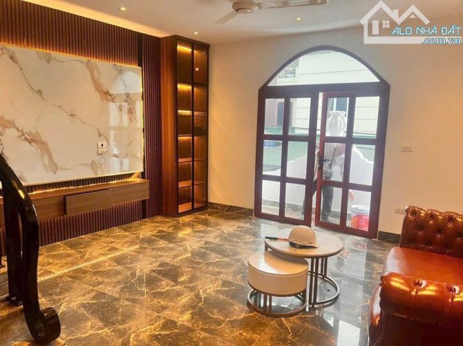 NHÀ 5 TẦNG -THẠCH BÀN - LONG BIÊN - FULL NỘI THẤT - ÔTÔ - DT 60M - MT 5M - NHỈNH 12 TỶ - 2