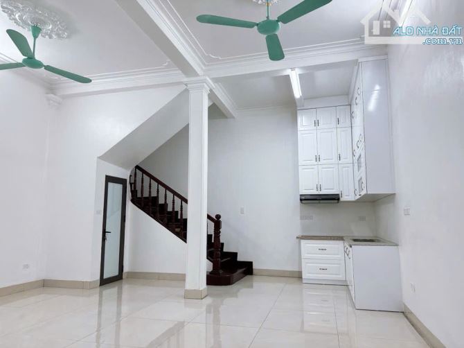 Lô Góc- Hoàng Hoa Thám - Thụy KHuê, 10m ra ô tô, DT 50m, chào 10.5 tỷ - 2