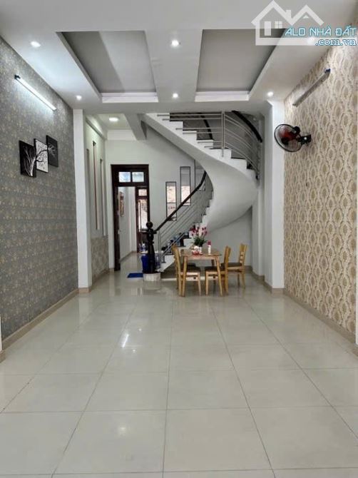 Mặt tiền Nguyễn Văn Quá - Ngay Song hành - Trường Chinh - 98m2 - 4 tầng - 25tr/tháng - 2
