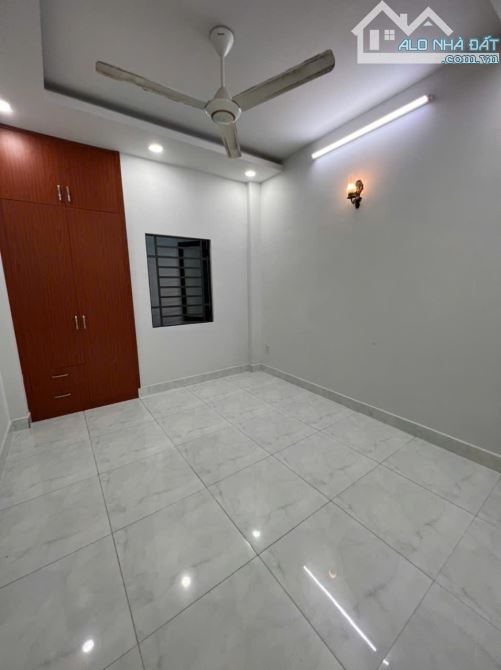 CHO THUÊ MT TRẦN HƯNG ĐẠO, QUẬN 5, DT:4x18m, 3 tầng,st, Giá 50triệu - 2