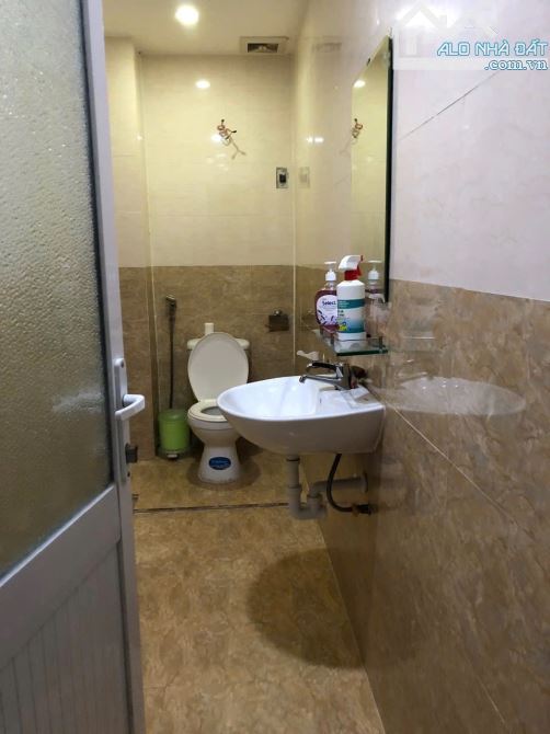 chào Chi, anh dự định cho thuê căn nhà thông số như sau:  mặt tiền Pasteur diện tích - 2