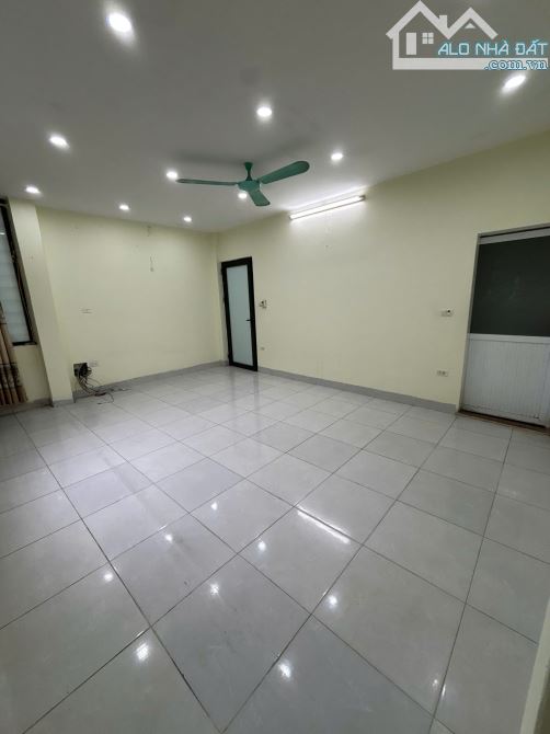Cho thuê văn phòng 60 m2/tầng tại đường 18M, Mỗ Lao, gồm 2 phòng làm việc - 2